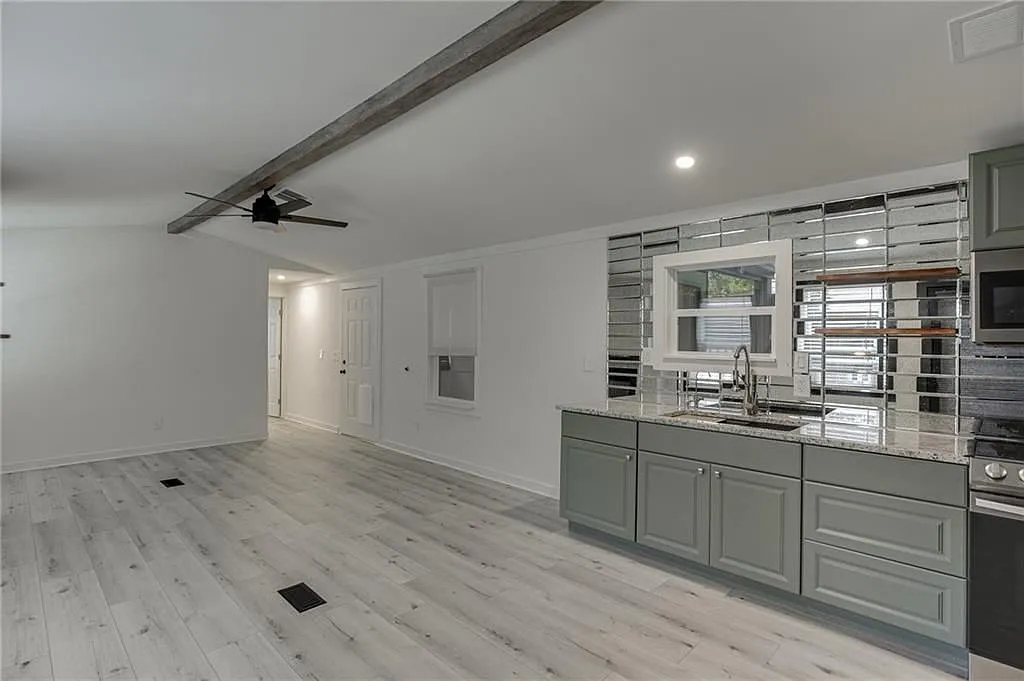 2 bed, 2.0 bath, 924 sqft, $1,800 — Photo 3