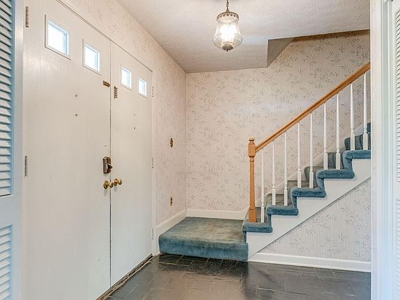 5th image of 209 Coralwood Dr