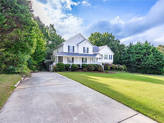 3rd image of 135 Franklin Ct