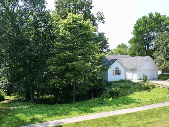 903 Ridge Rd, Decorah, IA 52101