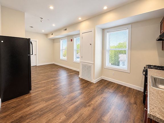 3rd image of 178 University Ave #2