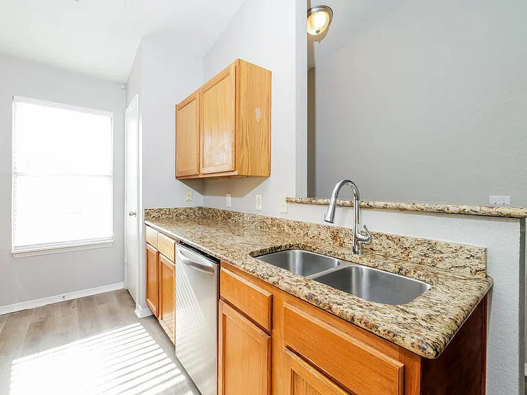 1101 Edinburg Dr — Photo 6