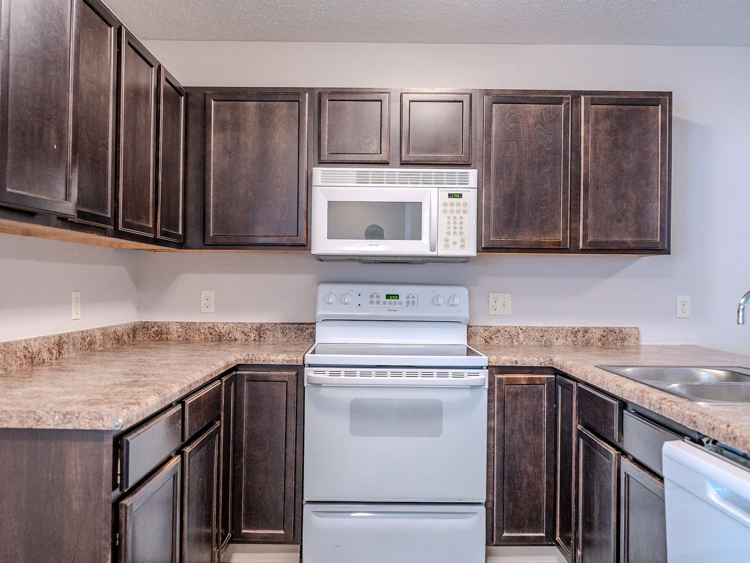 3 bed, 1280 sqft, $1,975 — Photo 2