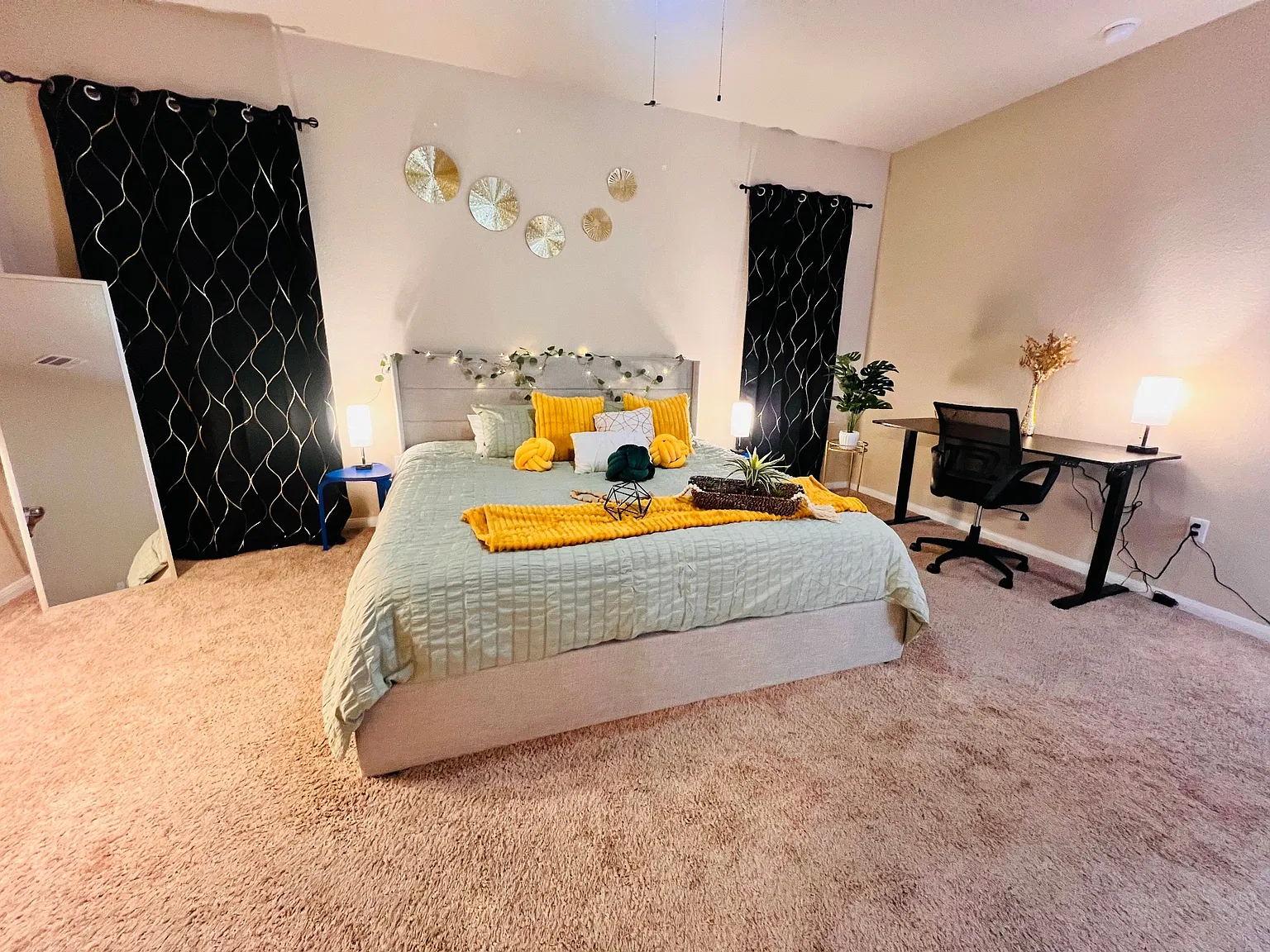 4 bed, 2.5 bath, 2363 sqft, $6,200 — Photo 2