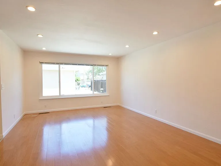 817/819 E Dana St — Photo 6