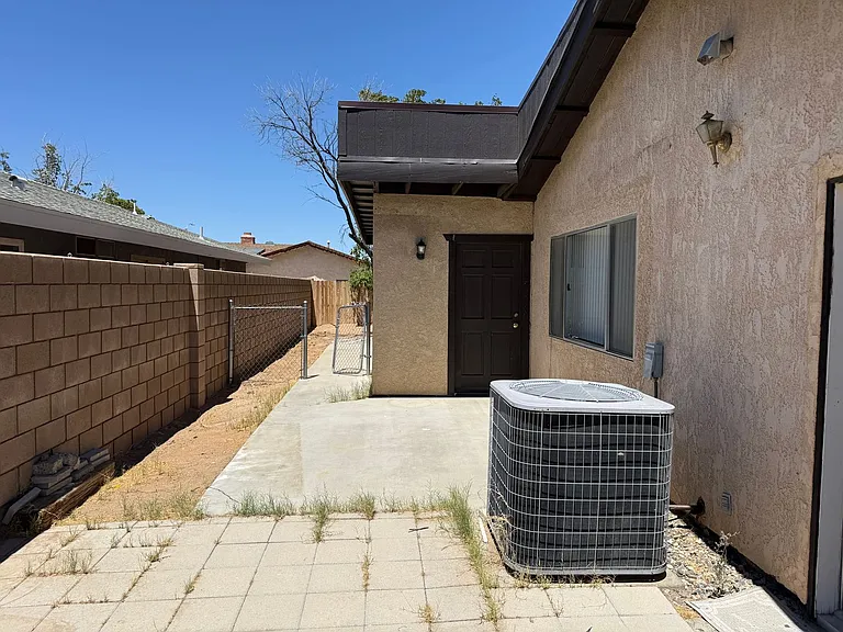 208 W Mariposa Ave — Photo 12