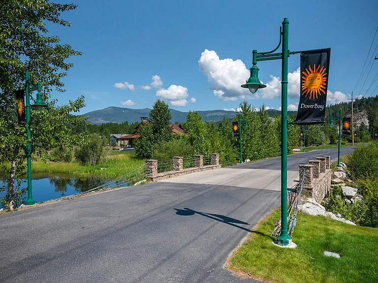 Located in Dover Bay, 4 miles south of Sandpoint