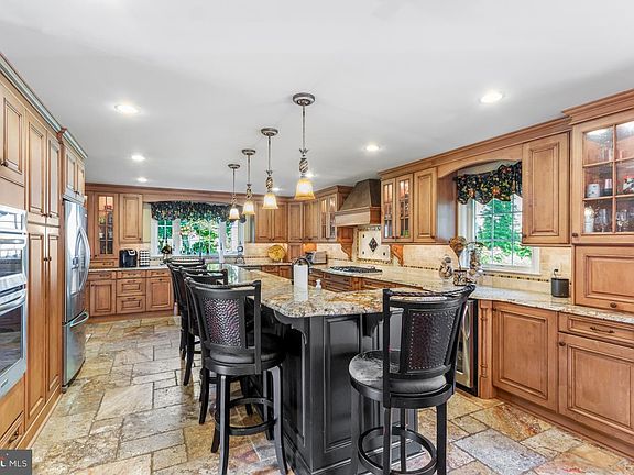3rd image of 704 Woodsyde Cir