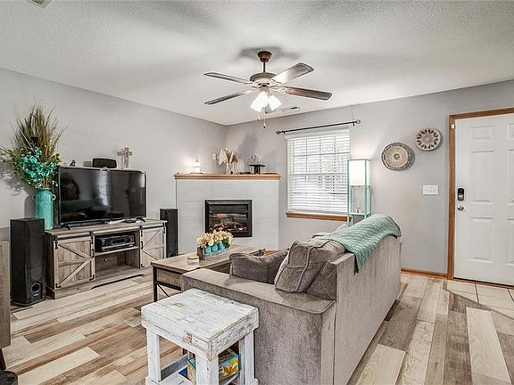4th image of 400 NE Coldwater Creek Dr