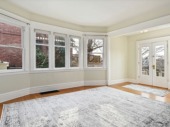3rd image of 1819 Nob Hill Ave N