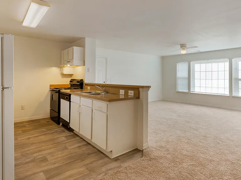 Oak Crest Apartments — Photo 23