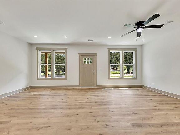 3rd image of 3 Forsyth St NE