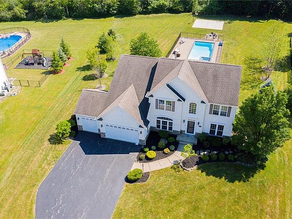 2nd image of 44 Graystone Ln