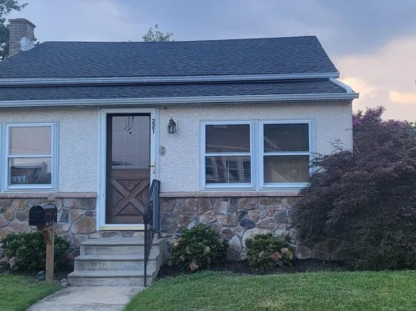 221 Printz Ave, Essington, PA 19029