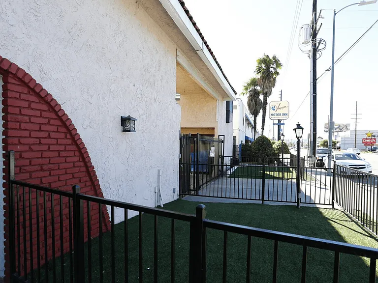 Sepulveda Villas — Photo 2