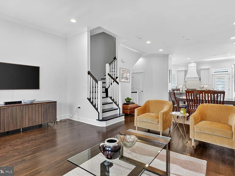 619 E Custis Ave — Photo 6