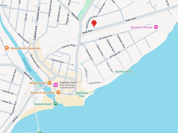 3 blocks to the beach, restaurants, and sand on your feet.