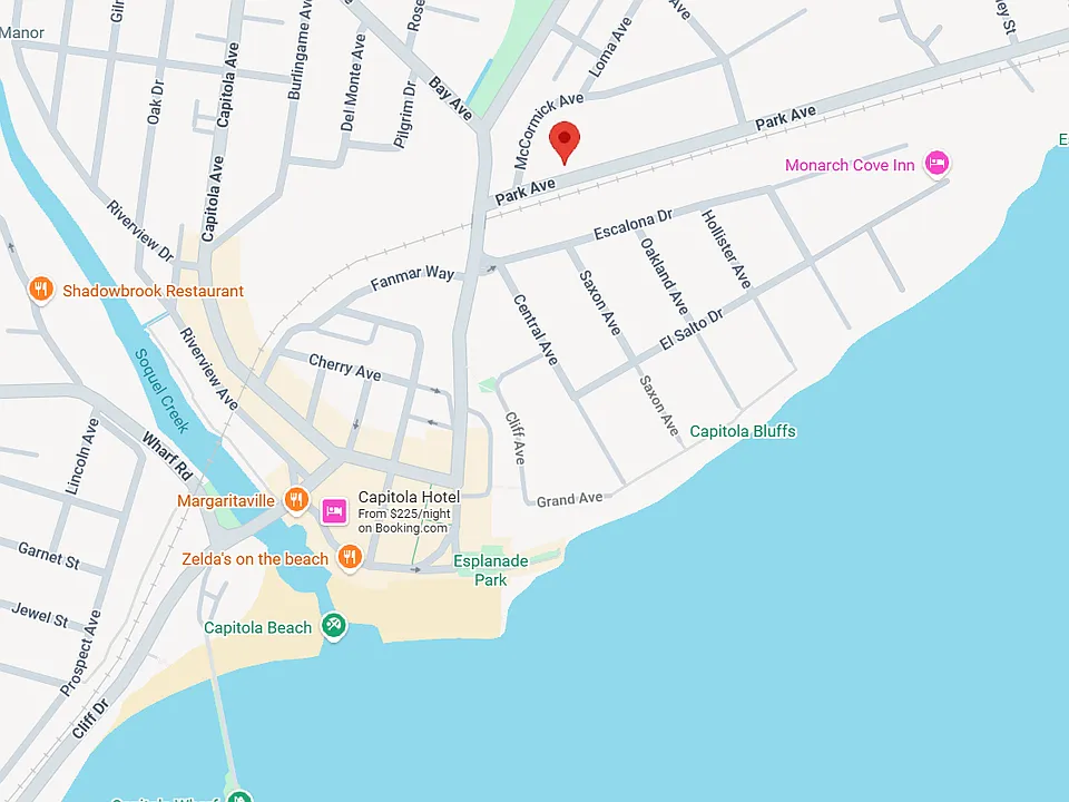 3 blocks to the beach, restaurants, and sand on your feet.