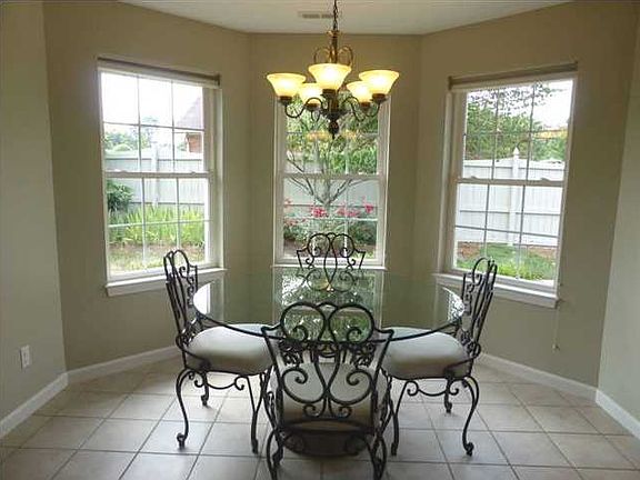 4th image of 281 Gardenia Ln