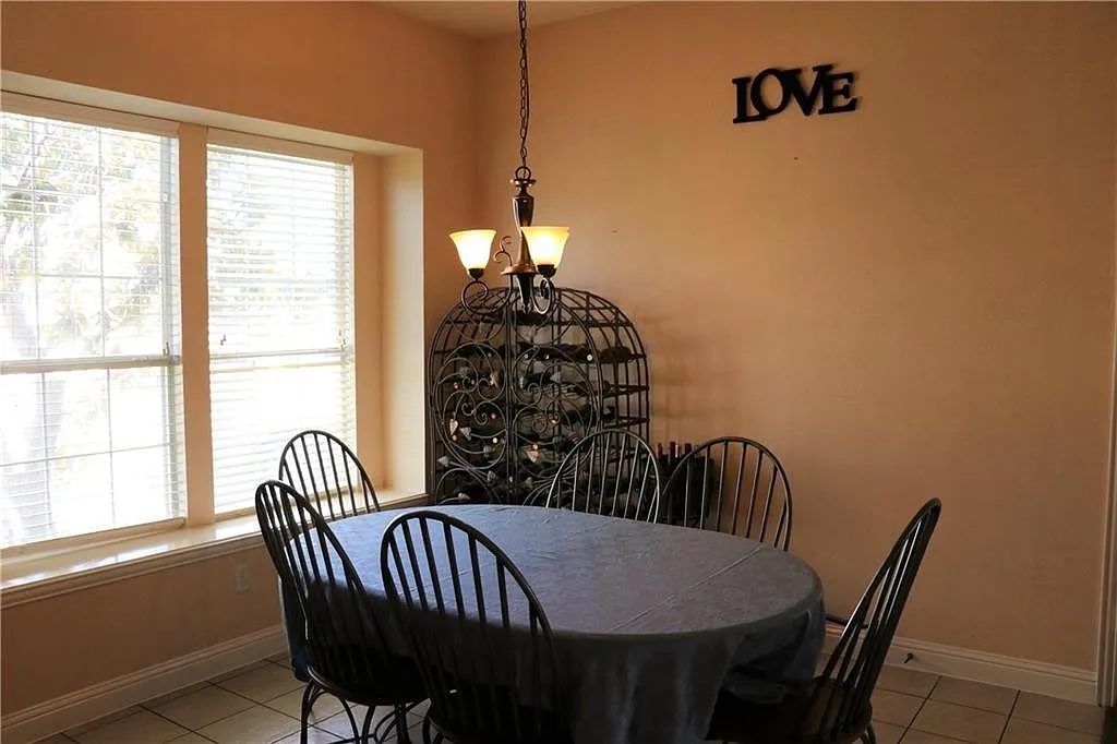 Spacious 4 bedroom home in Murphy! — Photo 4