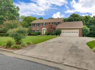 2032 La Dora Dr, High Point, NC 27265