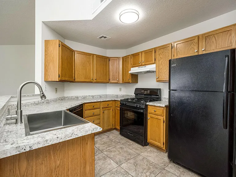 2136 Pioneer Ave — Photo 26