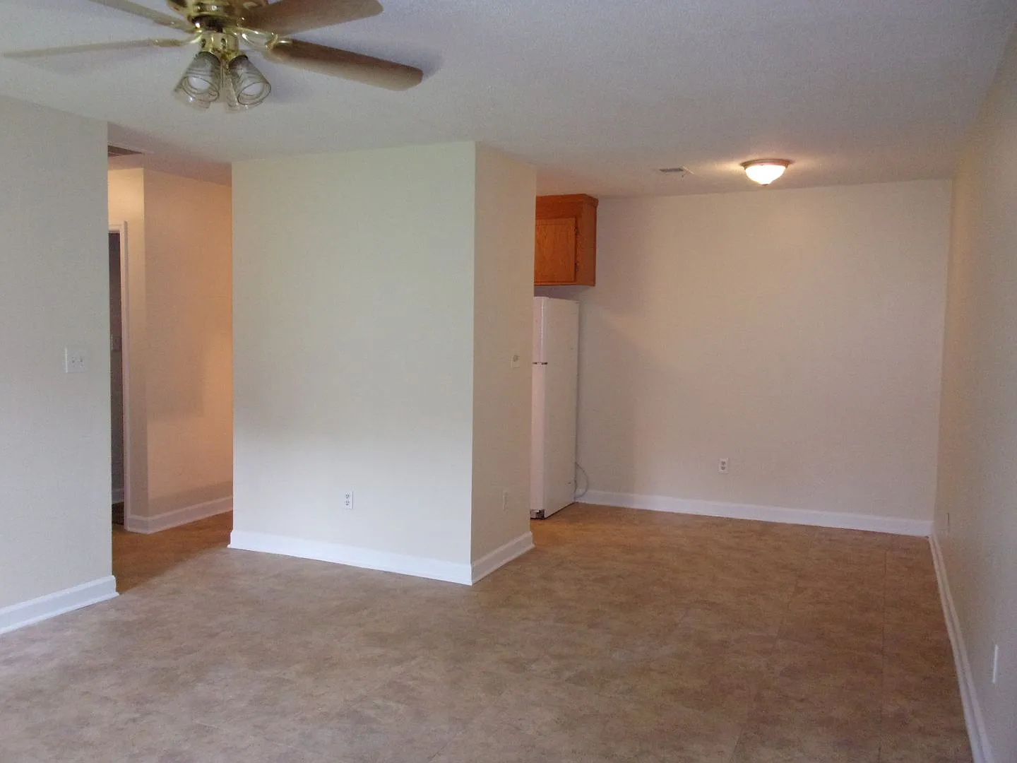 Ground Level Condo Close to Shopping, Dining and Cherry Road — Photo 4