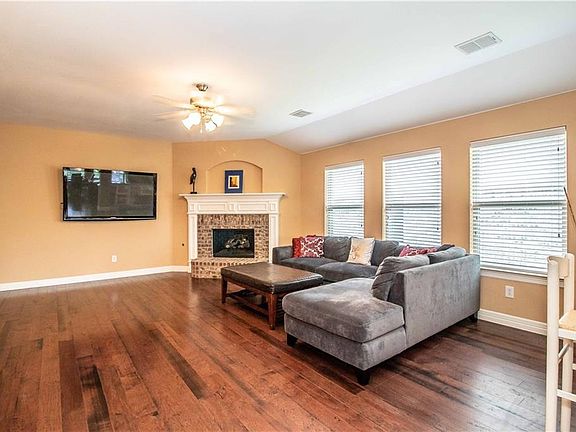 4th image of 2913 Preston Ln