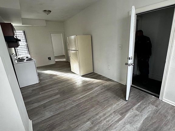 2nd image of 656 E Clementine St