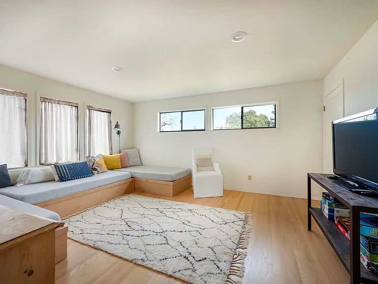 366 Patten St — Photo 17
