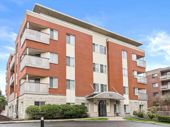 310 Hammond Pond Pkwy Unit 301, Brookline, MA 02467