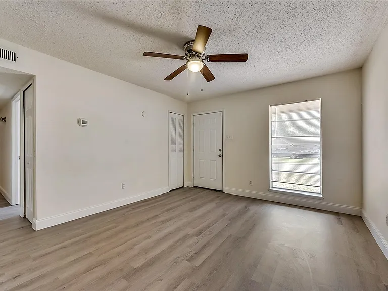 1049 Eastwood Dr — Photo 2