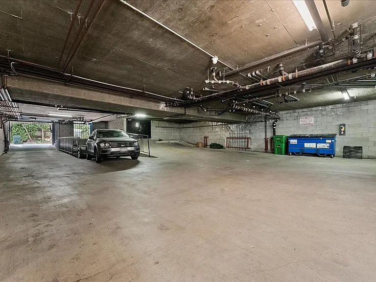 135 N Doheny Dr #202 — Photo 19