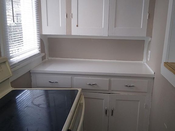Kitchen Pantry Photo with Glass top Range