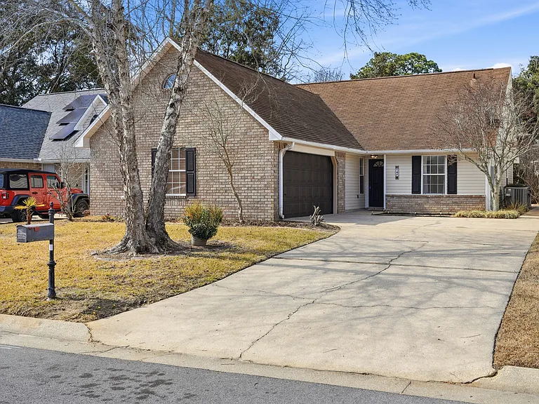 147 Mirabelle Cir — Photo 1