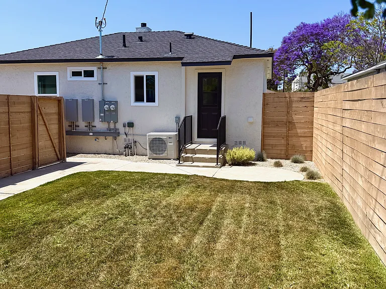 2510 Termino Ave #B — Photo 7