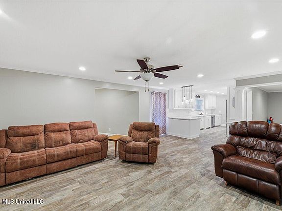 5th image of 270 Magnolia Dr