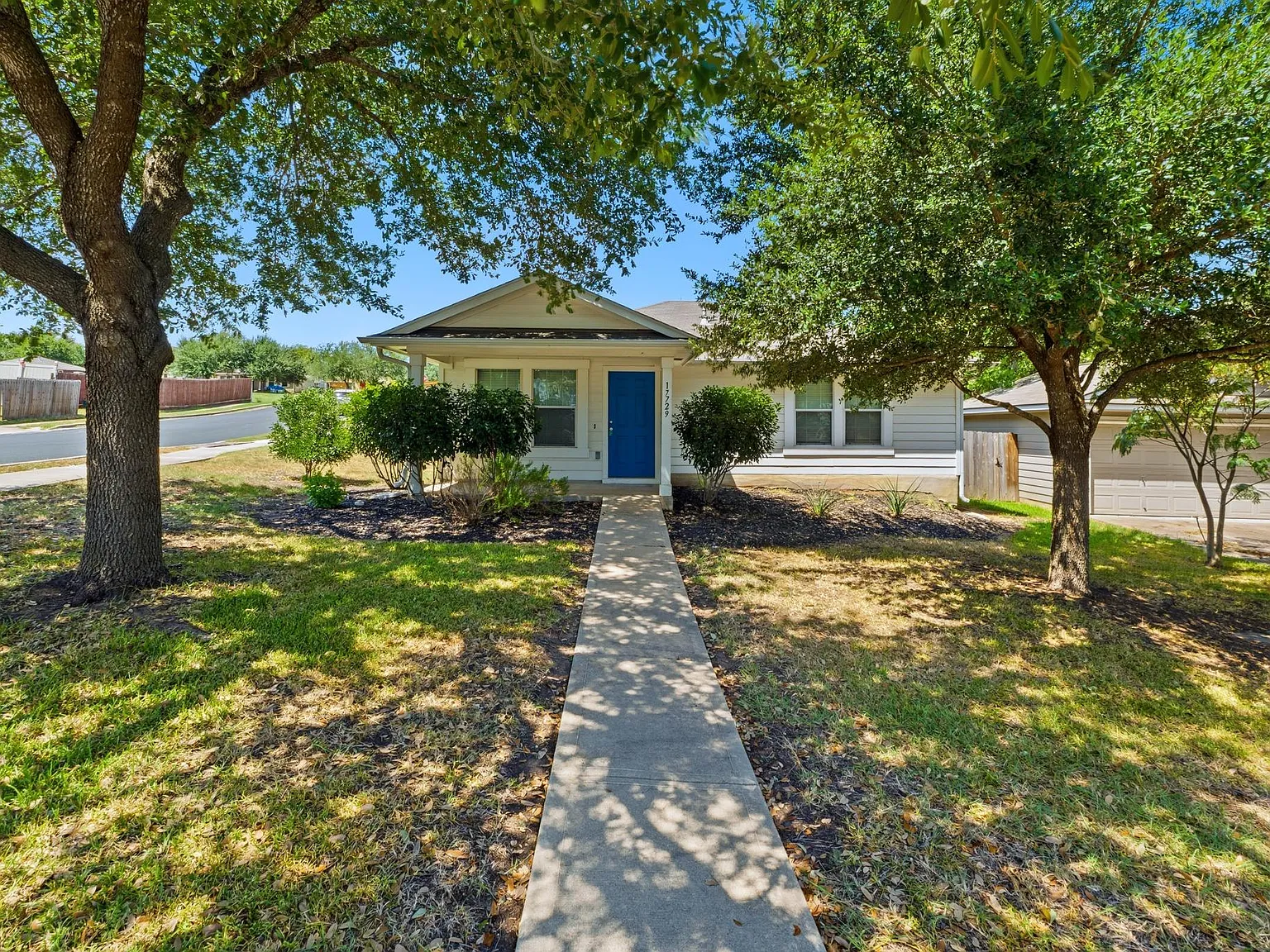 2 bed, 2.0 bath, 1076 sqft, $1,700 — Photo 2