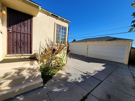 3rd image of 942 E Hyde Park Blvd #4
