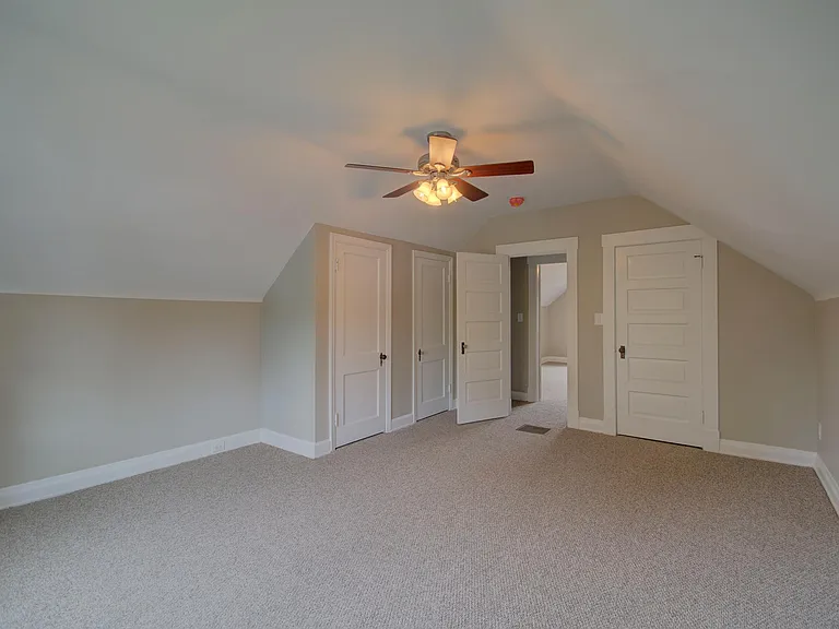 Bed 3 on top floor with 3 closets