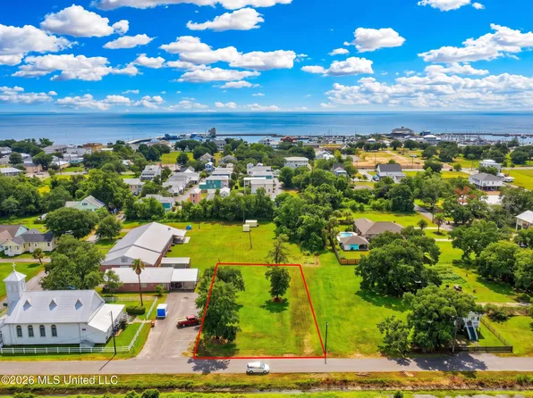 218 E Railroad St, Pass Christian, MS 39571