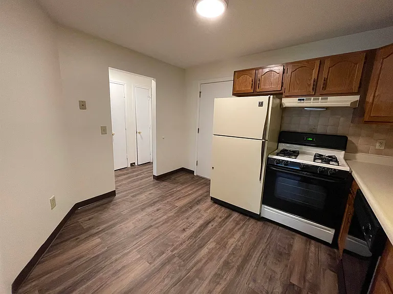 379 Huse Rd #8 — Photo 16