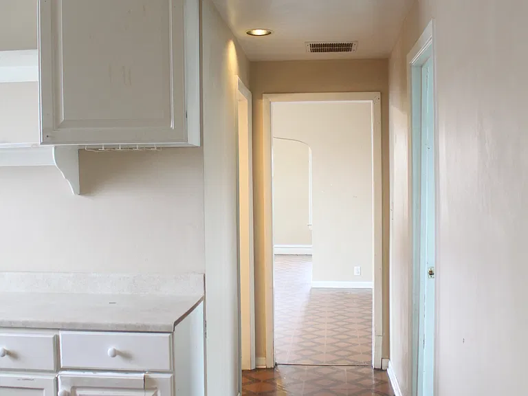 2025 W 35th St #2F — Photo 38