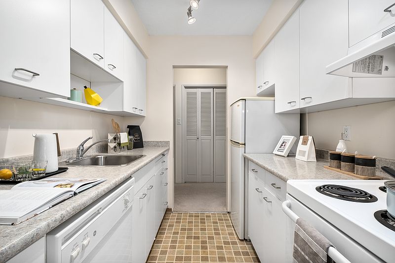 West Vancouver Apartment for rent - 2 Bedrooms — photo 13