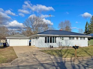 821 NE 3rd St, Marion, WI 54950