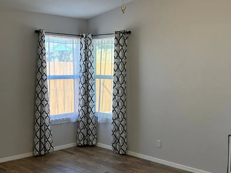 2125 Sierra Ln NE — Photo 7