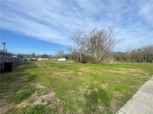 2912 Riverbend Dr, Violet, LA 70092