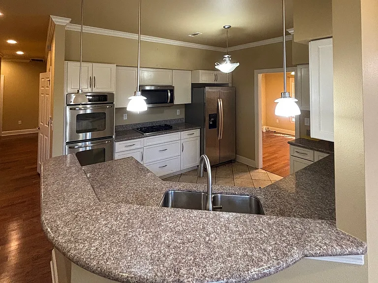 Renaissance Pointe Parkland Heights — Photo 42