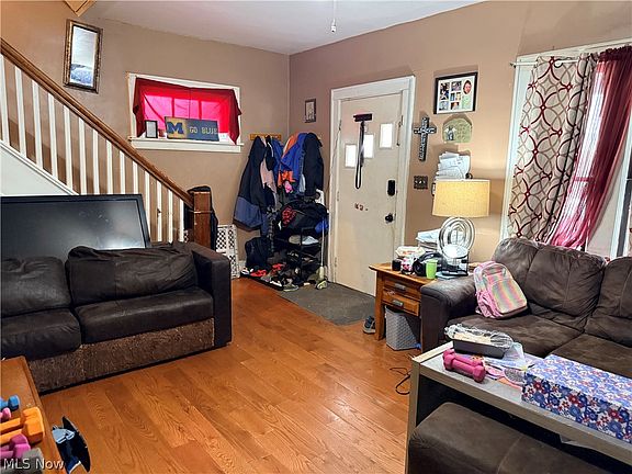 4th image of 817 Rosswell Ave