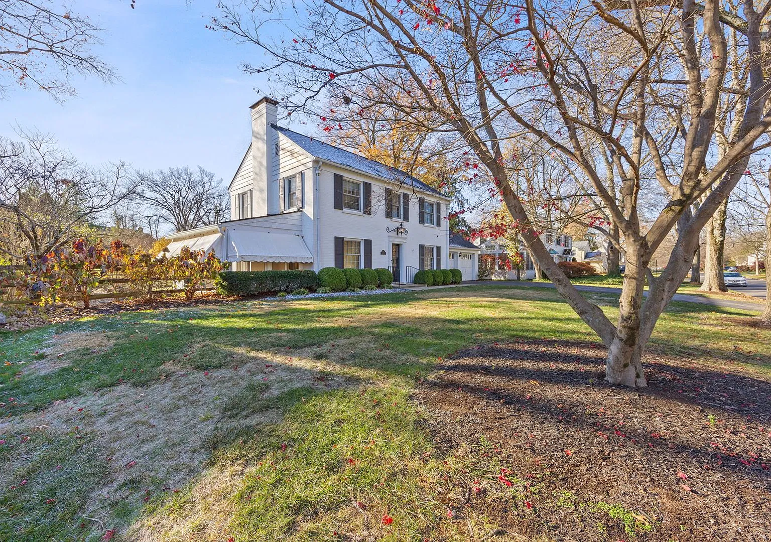 Mariemont- Gorgeous 3 bed 3 bath, 2 car, private yard — Photo 3
